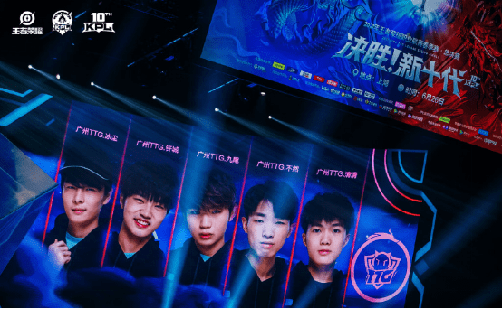 观众们也纷 观众们也纷