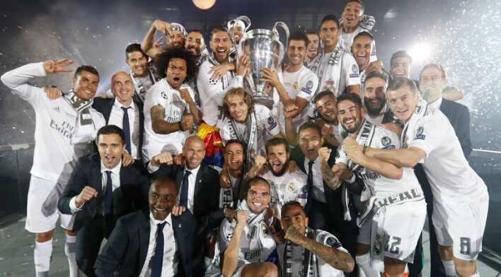 在棚拍里更 在棚拍里更